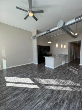 Gorgeous 2 bed/ 2 bath **FREE in unit WIFI** – photo 1