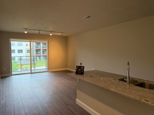 OFFERING 2 MONTHS FREE ON A SIGNED 18 MONTH LEASE +Free wireless internet/cable! (exclusions apply) Courtyard behind indoor pool! A must see!! – photo 1