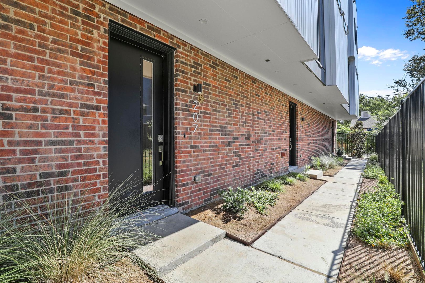 Dallas Apartment: 410 W 9th St