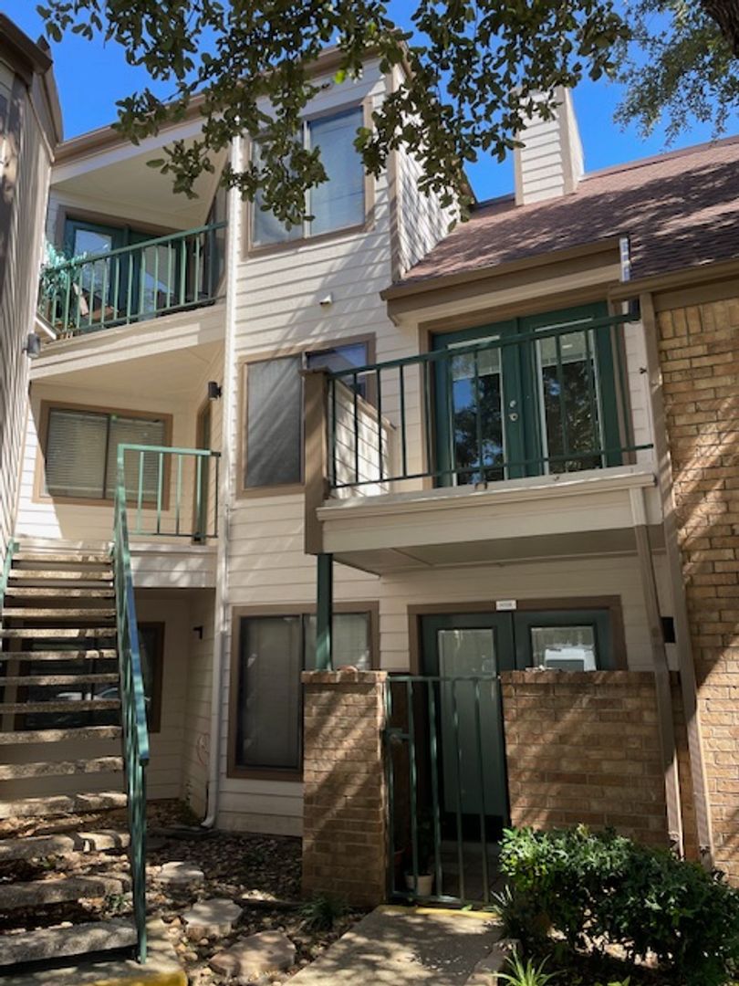 Arlington Condo: 2311 Balsam Dr #H208
