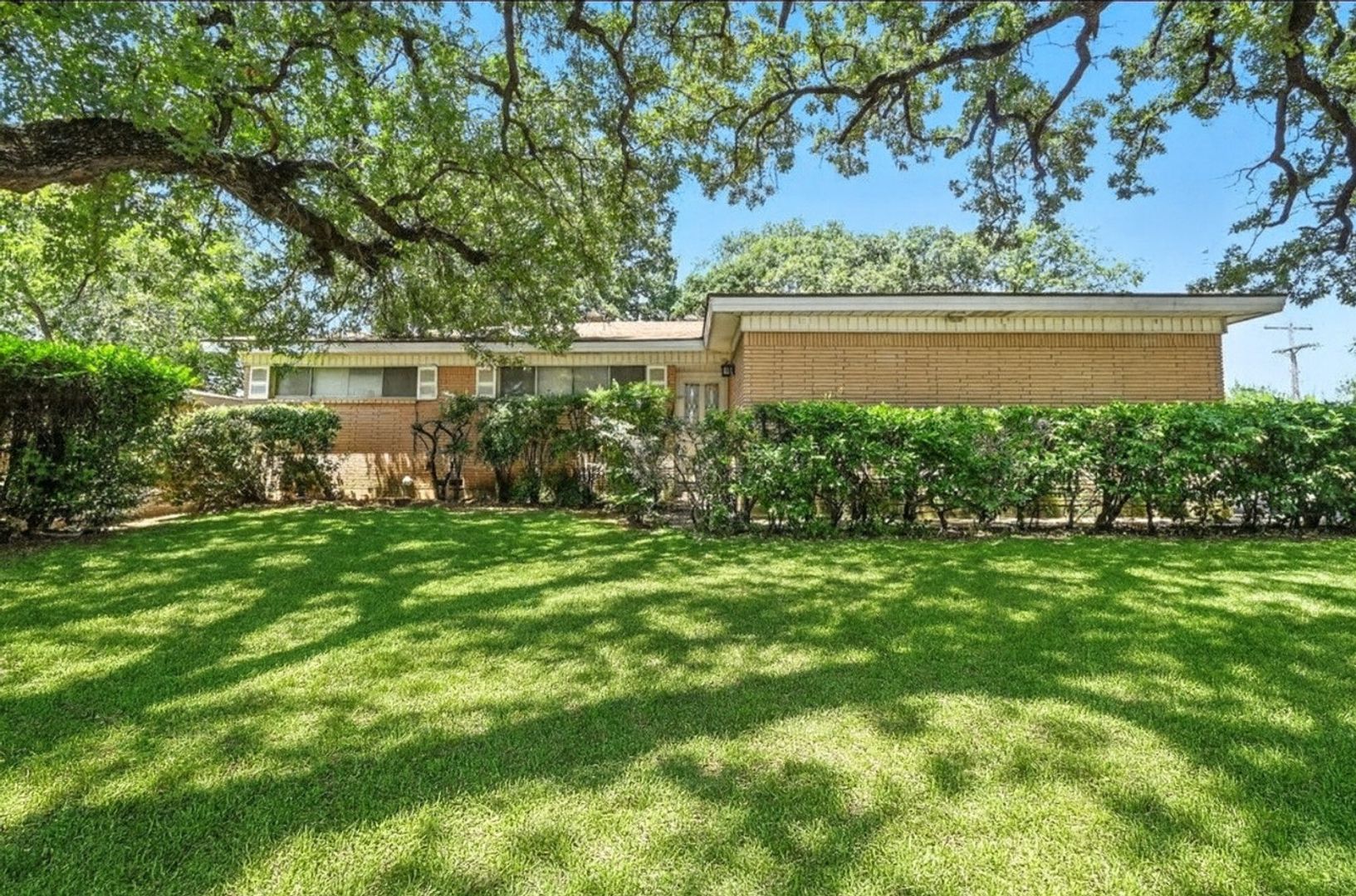 Arlington House: 1502 Westcrest Dr