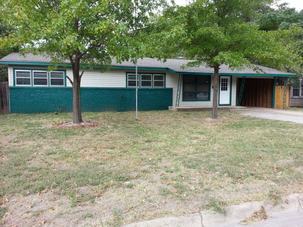 Haltom City House: 2113 Haltom Rd