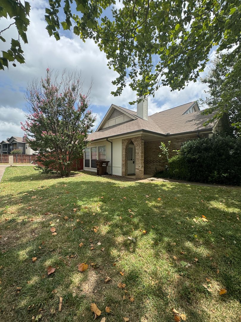 Denton House: 201 E Windsor Dr