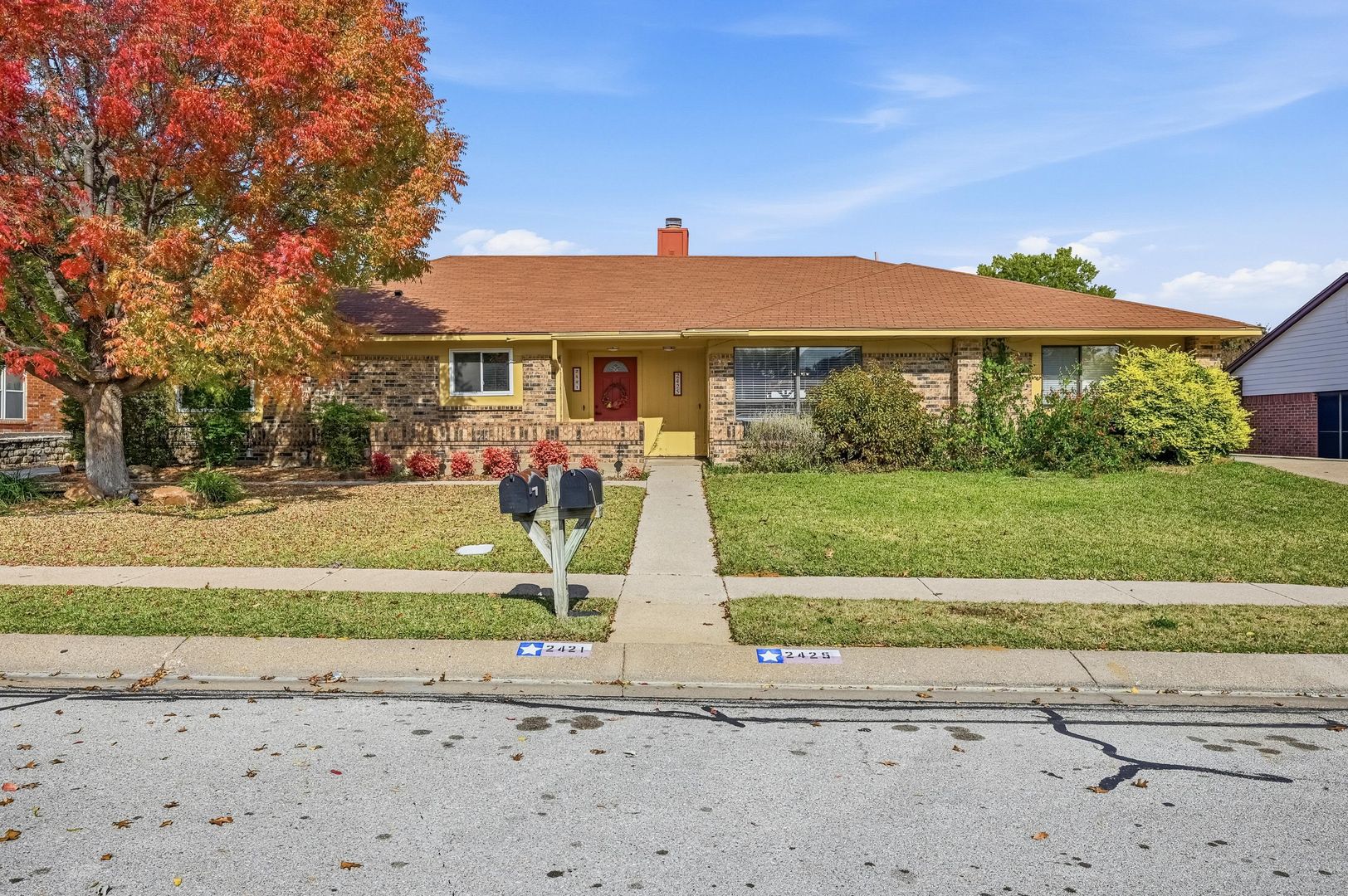 Bedford House: 2425 Oakmont Dr