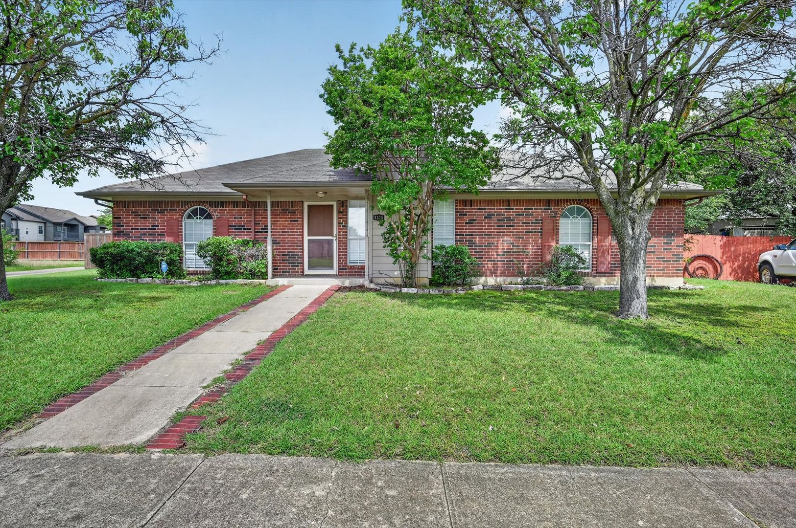 Denton House: 3225 Hollycreek