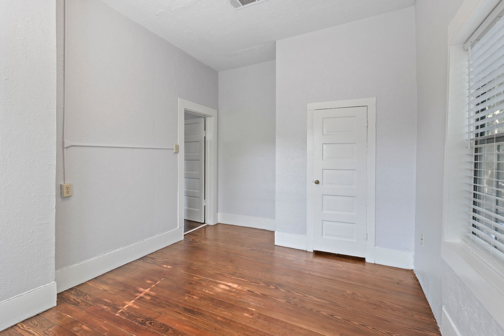 Denton Apartment: 516 Mill St