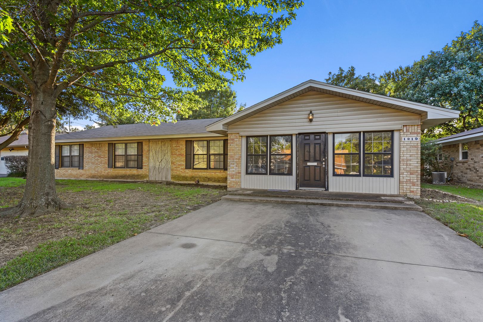Denton House: 1219 Stanley St
