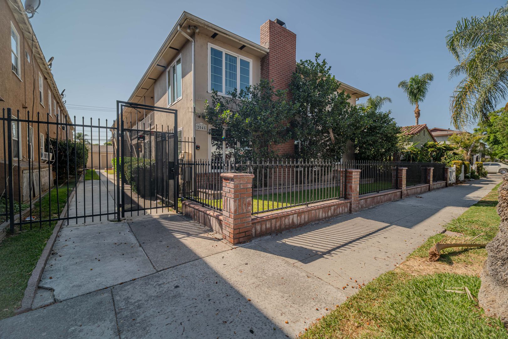 Long Beach Apartment: 2045 Pine Ave