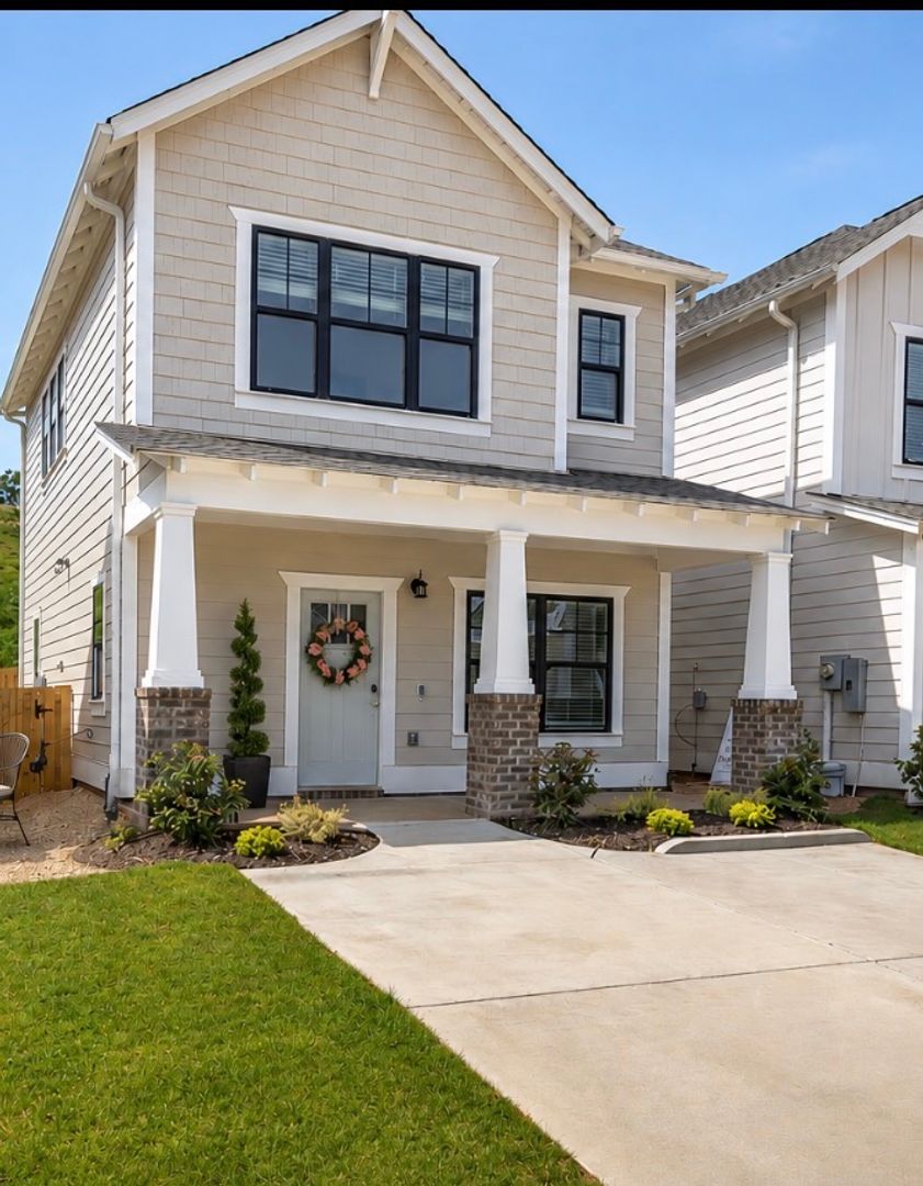 Pelham House: 204 Huntley Place