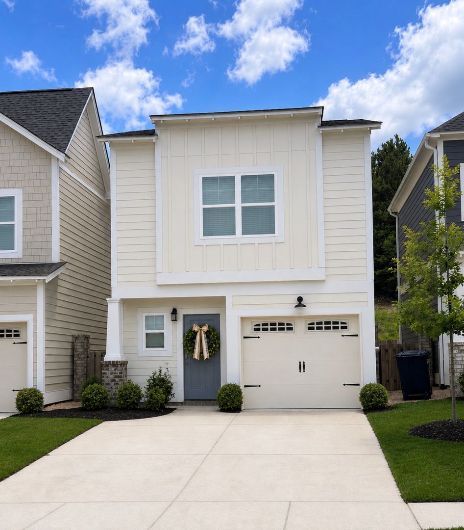 Pelham House: 141 Huntley Knoll Drive
