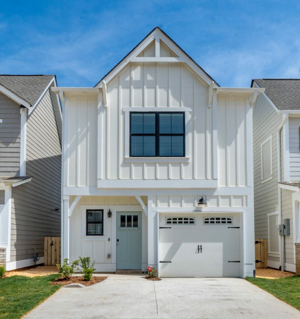 Pelham House: 136 Huntley Knoll Drive