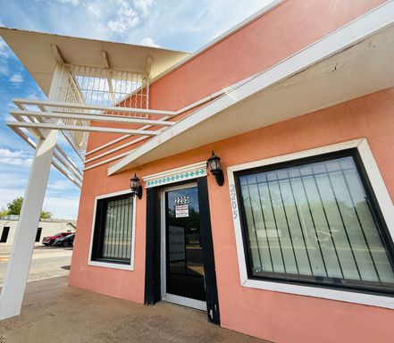 Affordable Retail Space - 22nd Place & University. Blocks from TTU. – photo 1