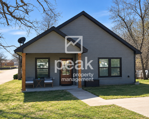 $1450! 3 Bed/ 2 Bath Home just minutes from downtown Denison! – photo 1