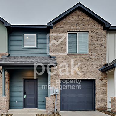$1799 Beautiful 3 bed 3 bath townhome!