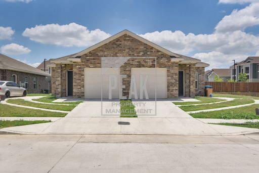 $1525! 3 Bed, 2 Bath duplex near multiple highways! Ready to tour now! – photo 1