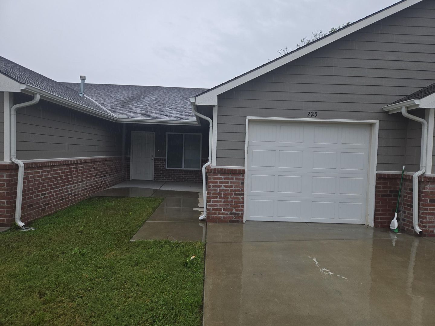 Goddard Apartment: 223 N Cedar St