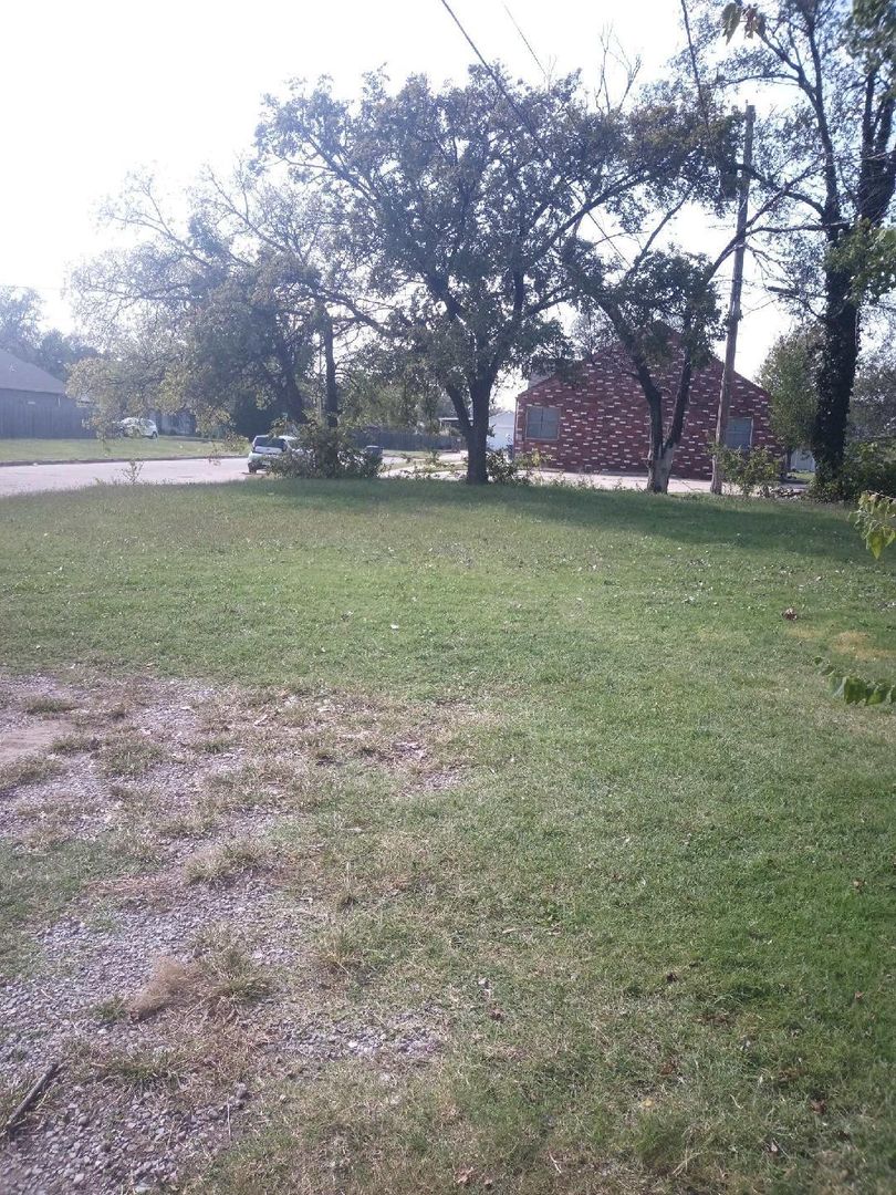 Wichita House: 1737 S Hiram Ave