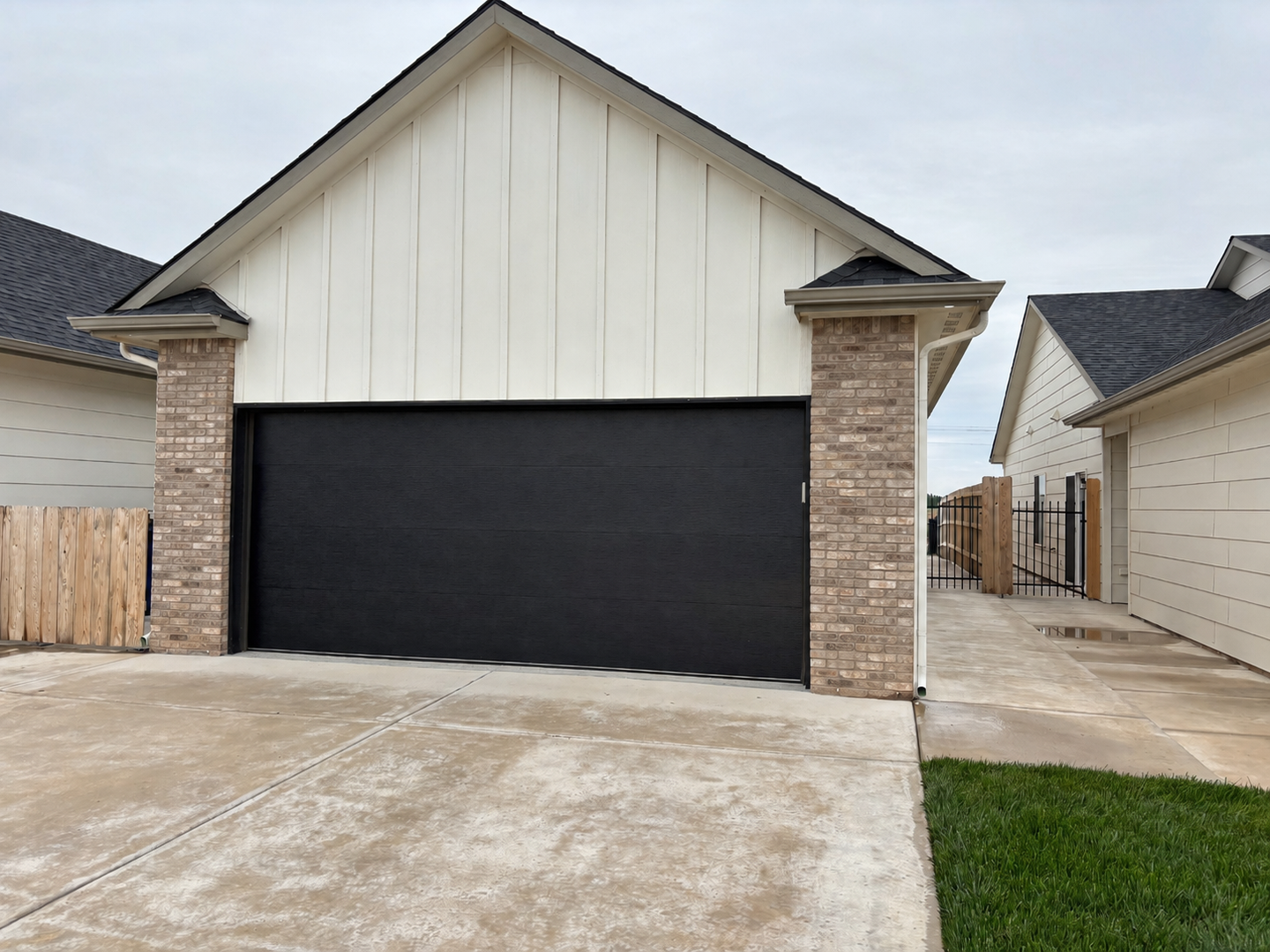 Goddard Apartment: 2155/57 Reece