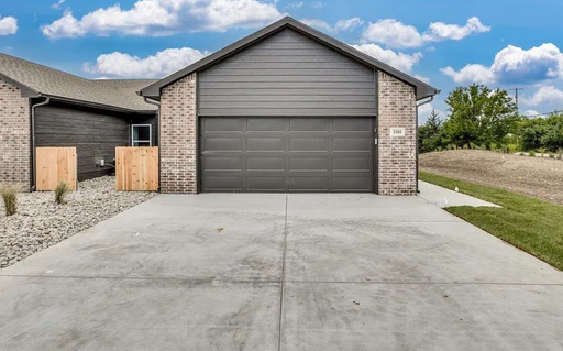 Modern 4 Bedroom Home in Falcon Falls Near Heights High School – photo 1