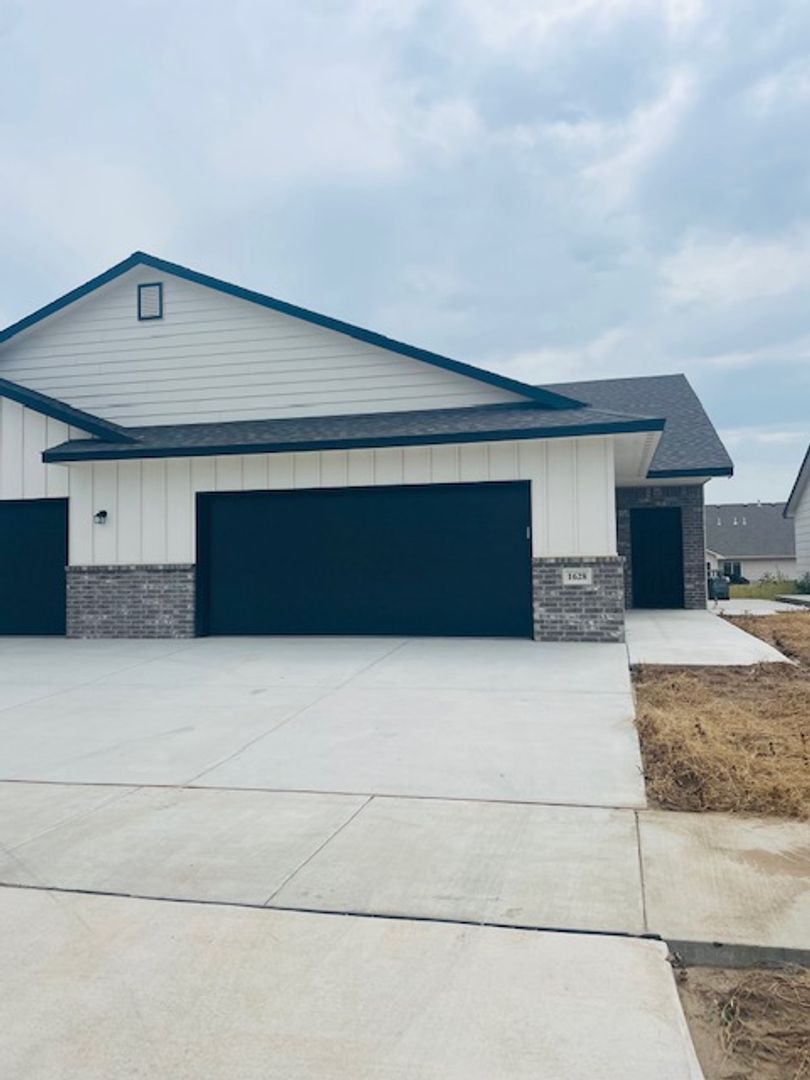 Wichita Apartment: 1638/40 S Hickory Creek St