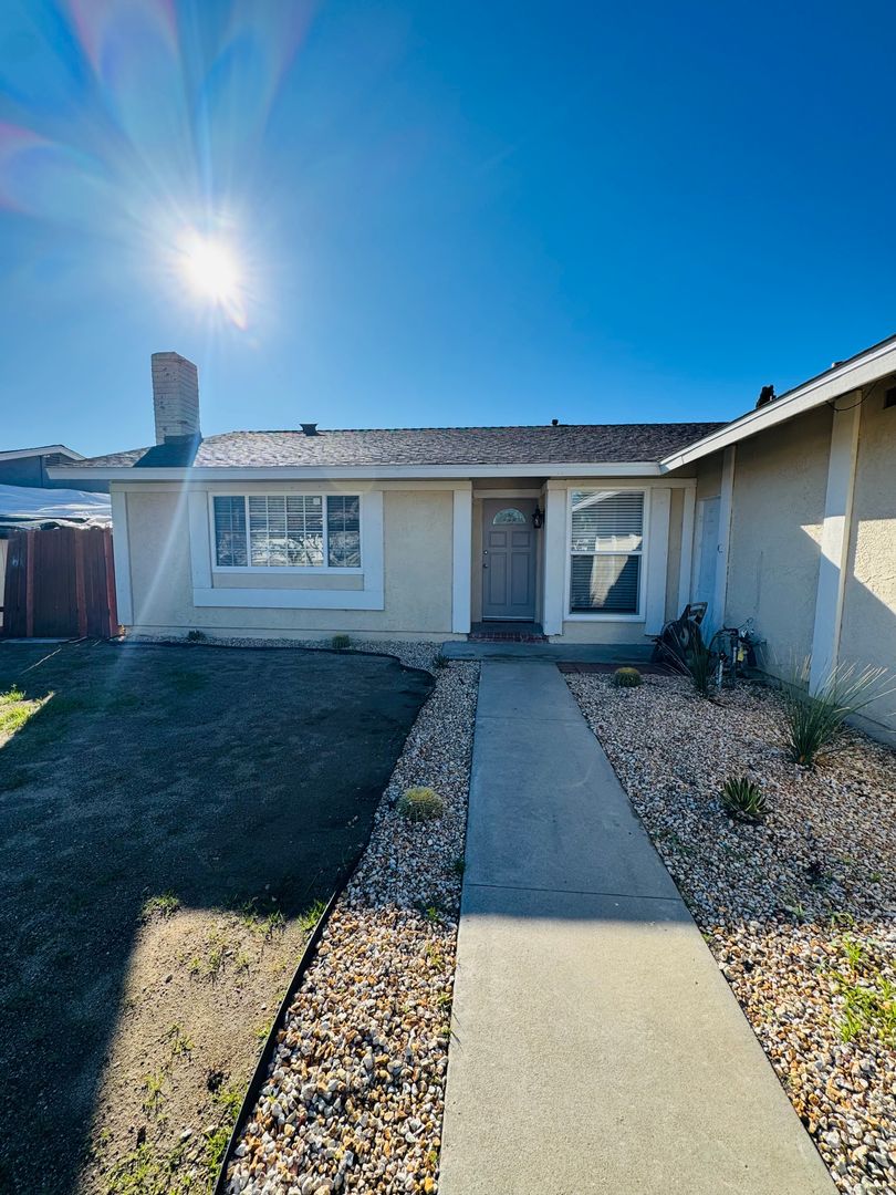 Moorpark House: 14472 East Amherst Street