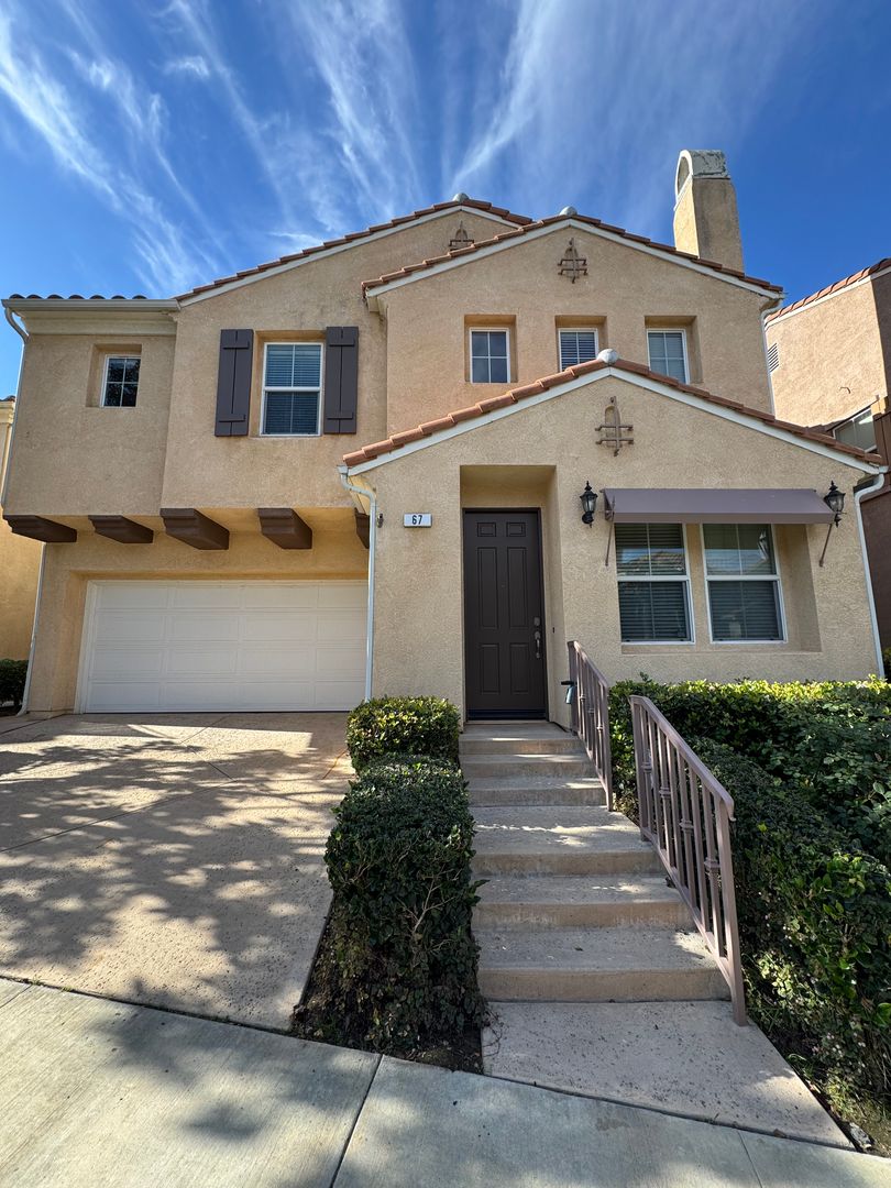 Camarillo House: 67 Calle Cataluna