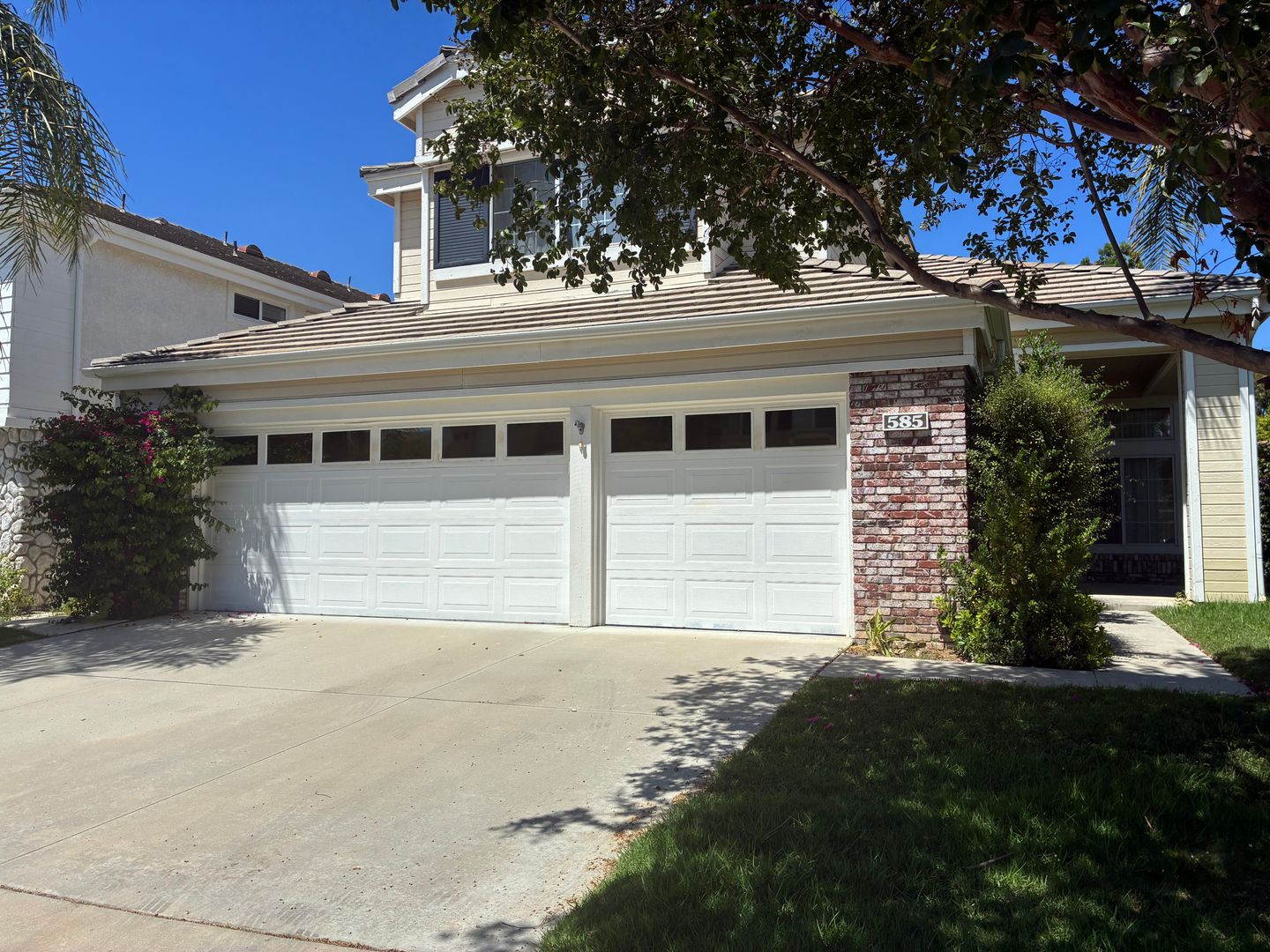 Simi Valley House: 585 Mindenvale Court
