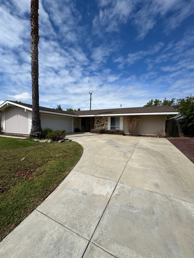 Camarillo House: 1727 Loma Drive