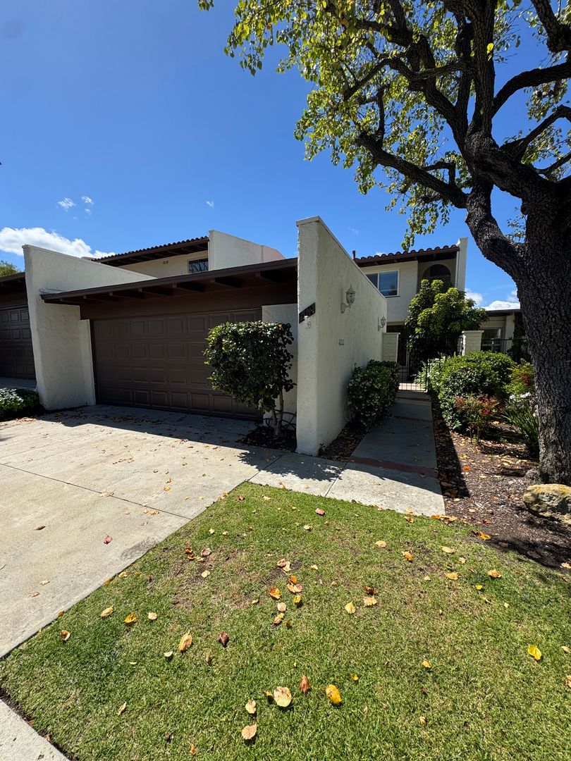 Thousand Oaks House: 562 Knollview Lane