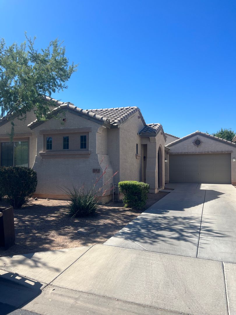 Queen Creek House: 21067 E Tierra Grande