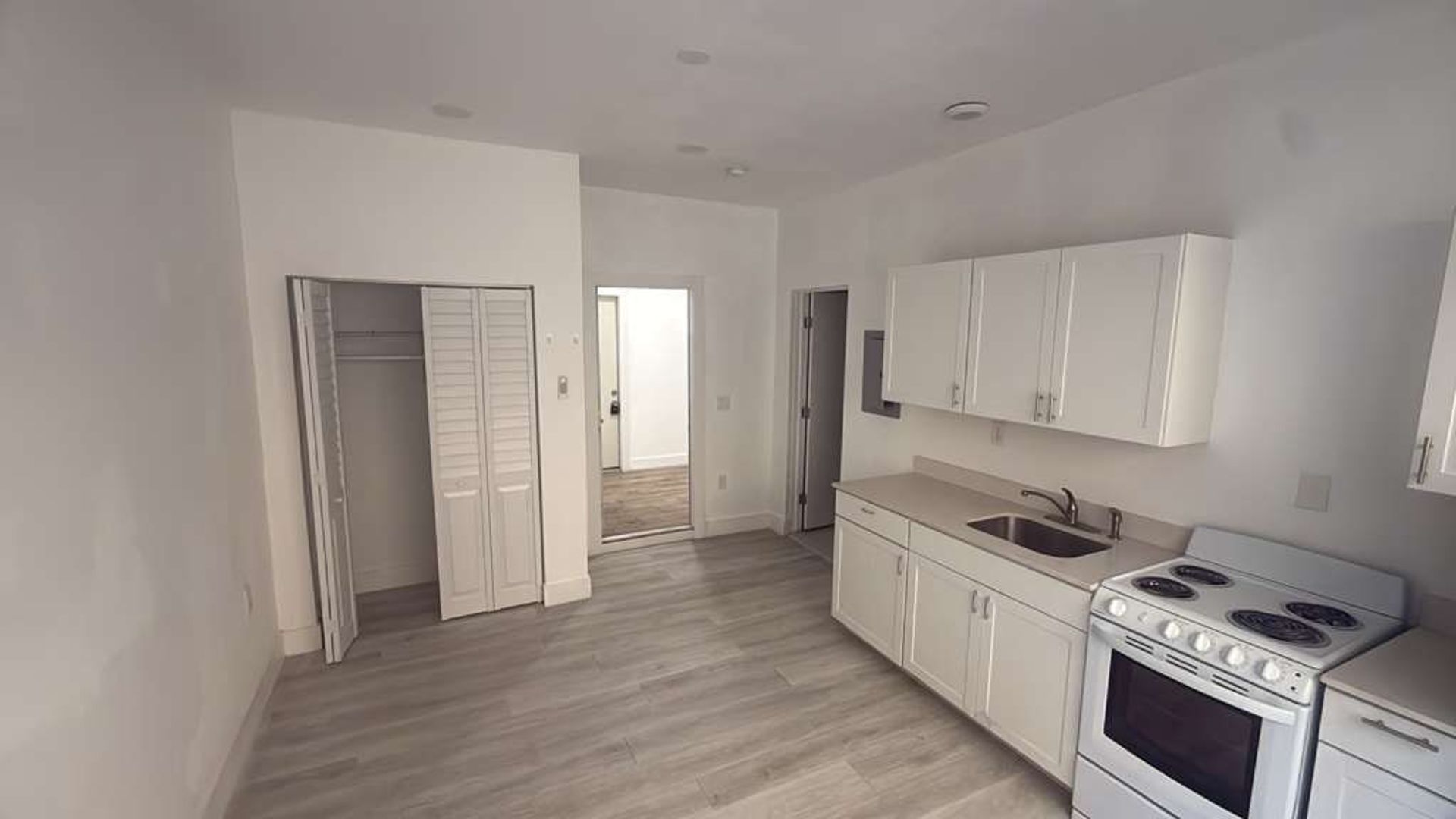 Miami Apartment: 75 Glen Royal Parkway