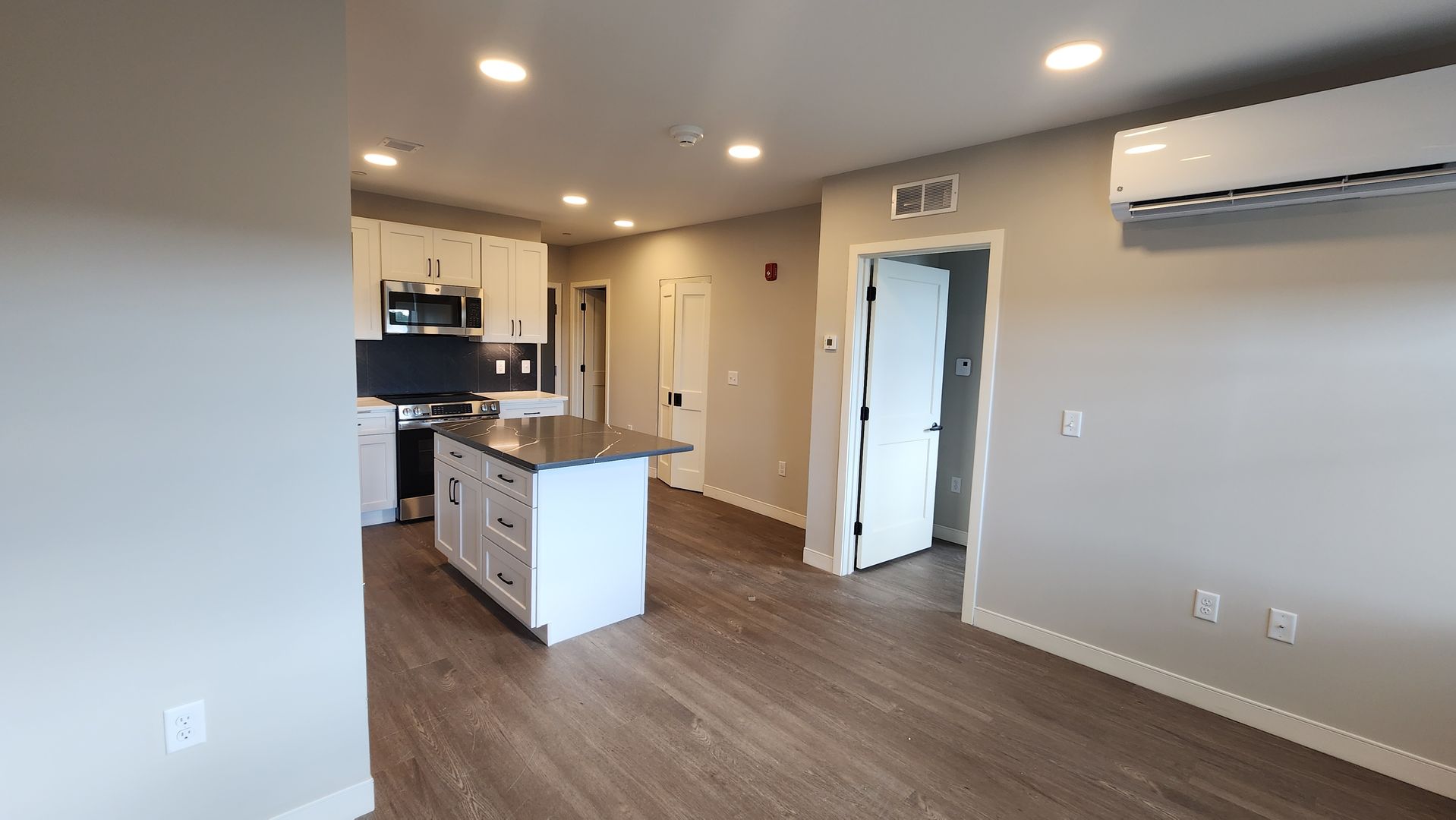 Premium Manchester Views, Lush Entry Zone - 5th floor - 1 bed/1 bath - $2200 - Downtown Elm St! 8 of 11