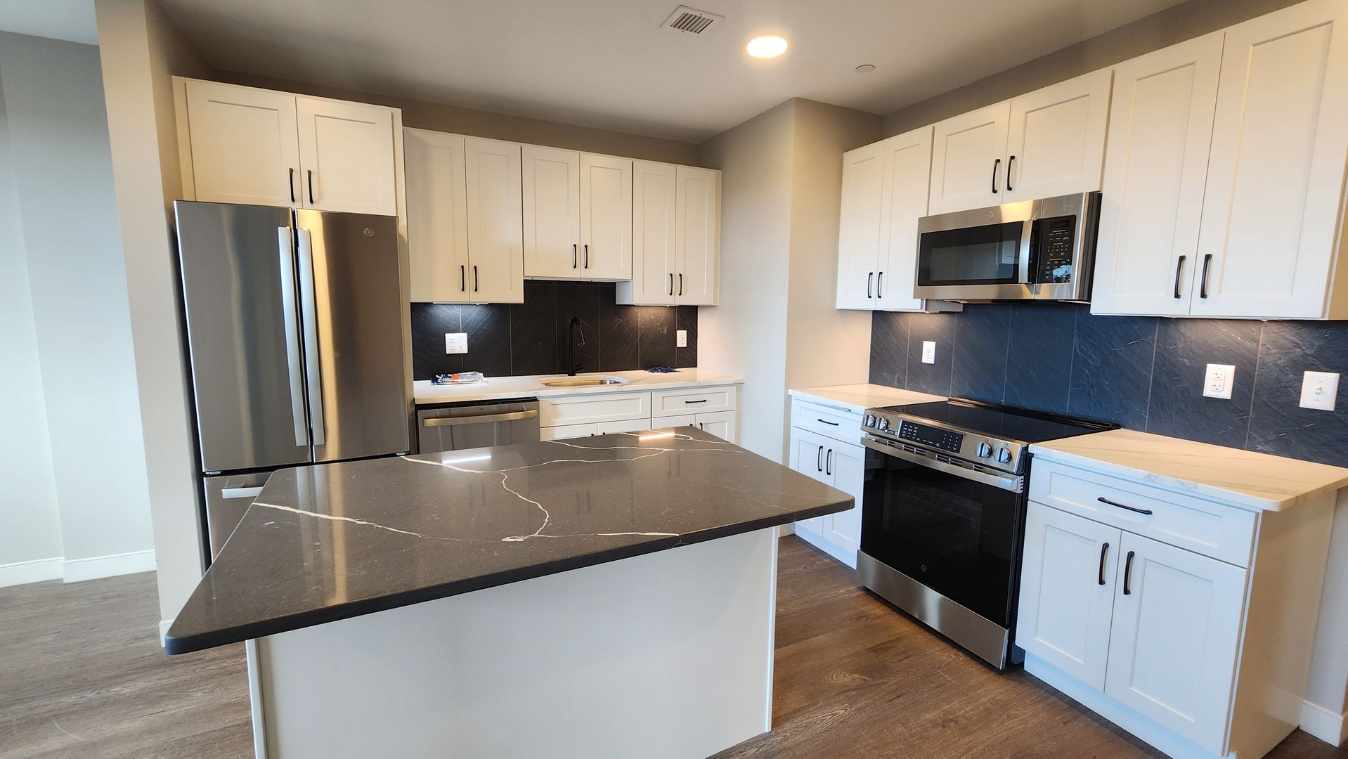 Premium Manchester Views, Lush Entry Zone - 5th floor - 1 bed/1 bath - $2200 - Downtown Elm St! 3 of 11