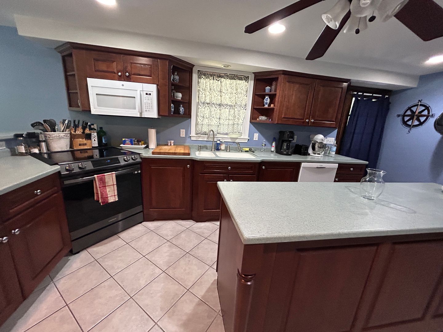 Windham House: 1 Castle Hill Road