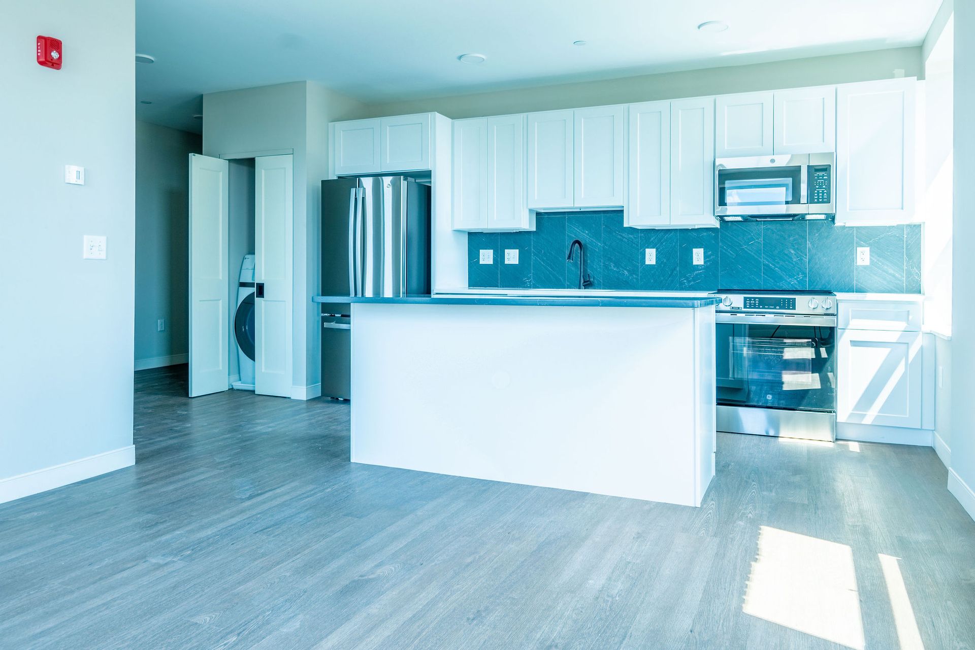 Corner Unit, Large Separate Living & Kitchen - 3rd floor - 1 bed/1 bath - $2595/mon - Downtown Manchester 3 of 12