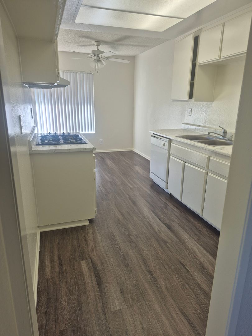 Anaheim Apartment: 1645 W Palm Ln