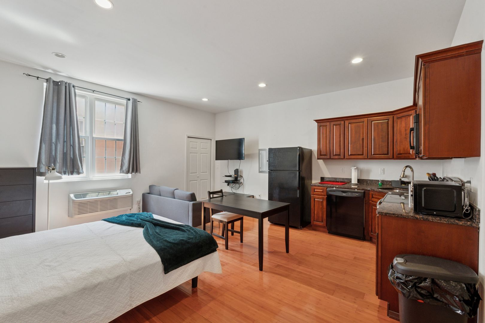 Philadelphia Apartment: 1204 Chestnut St