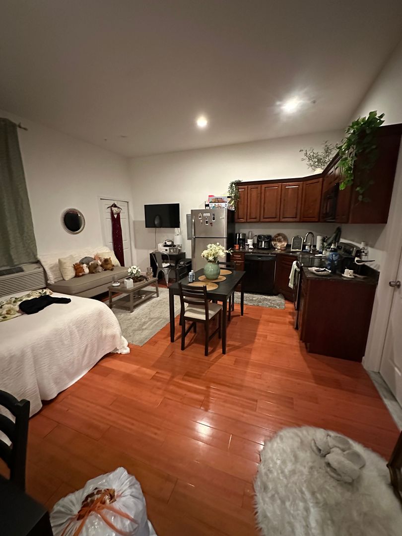 Philadelphia Apartment: 1204 Chestnut St