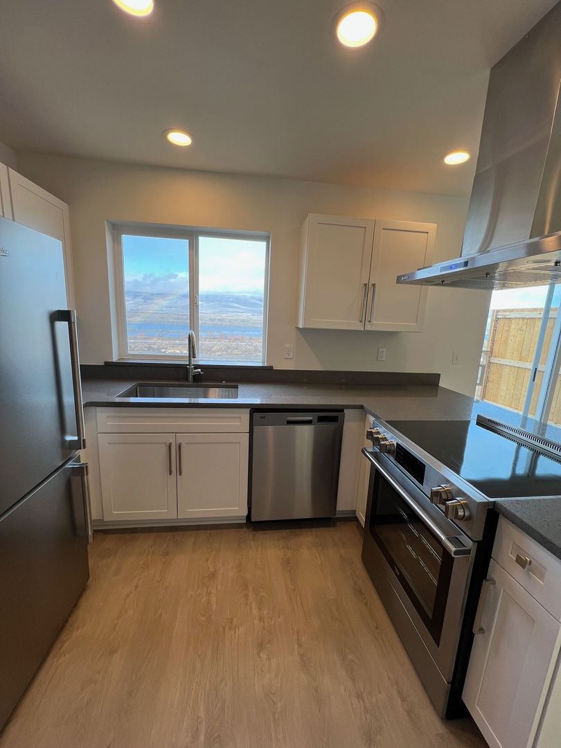 The Dalles House: 2313 E 9th St