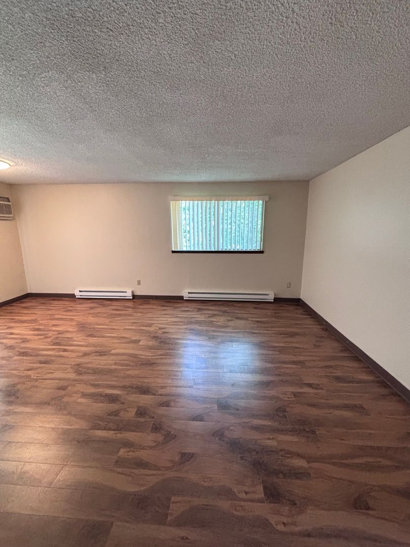 The Dalles Apartment: 1016-1030 W 8th Pl.