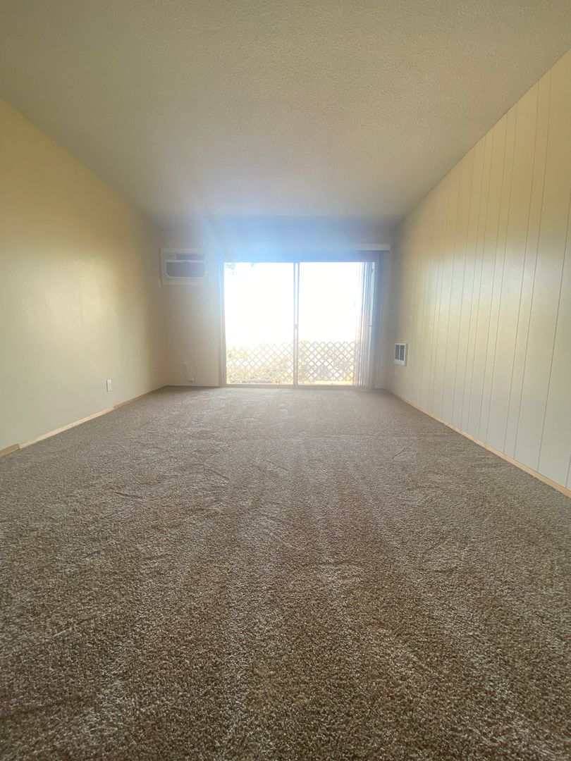 The Dalles Apartment: 1721 E 12th St.