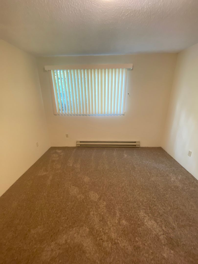 The Dalles Apartment: 1016-1030 W 8th Pl.