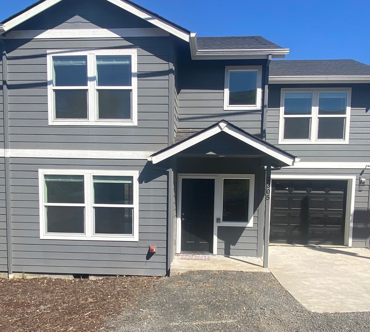 The Dalles House: 2305 E 9th St
