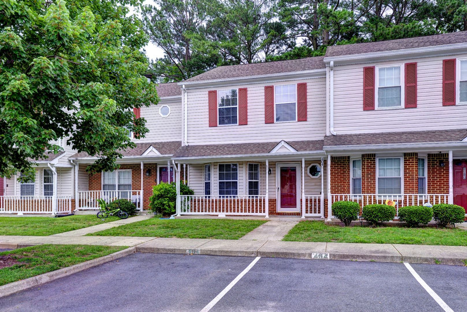 Yorktown House: 404 Crescent Court