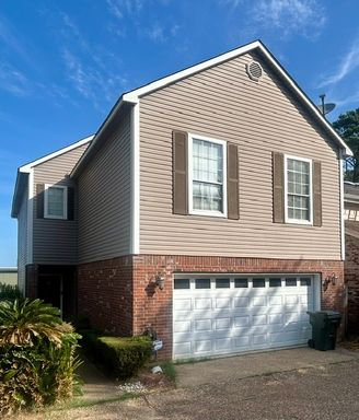 BEAUTIFUL 3 BEDROOM 2 BATHROOM LAKEFRONT HOME – photo 1
