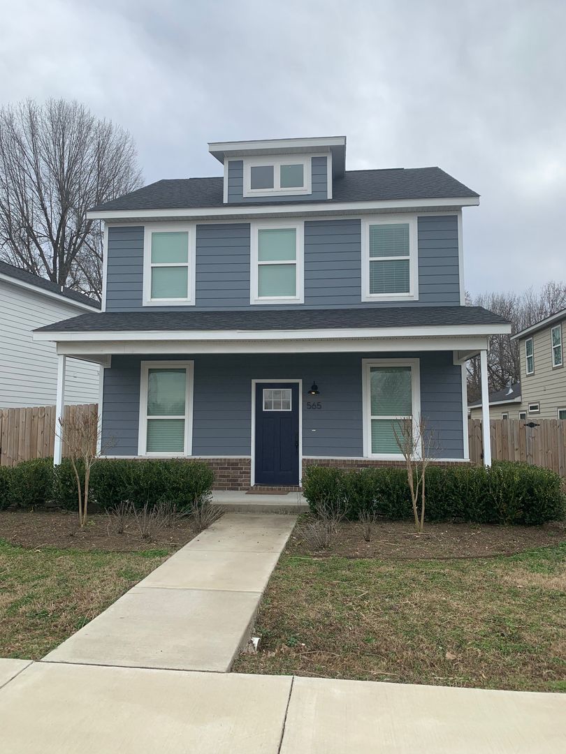 Fayetteville House: 565 W. Cato Springs Road