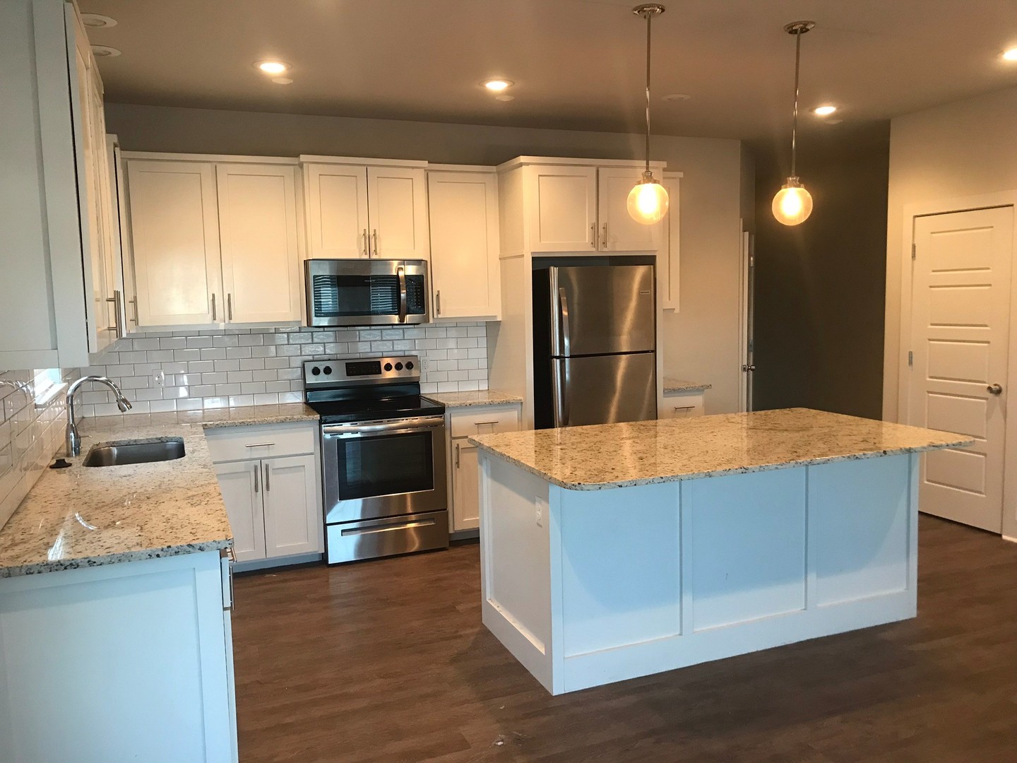 Fayetteville House: 577 W Cato Springs Road