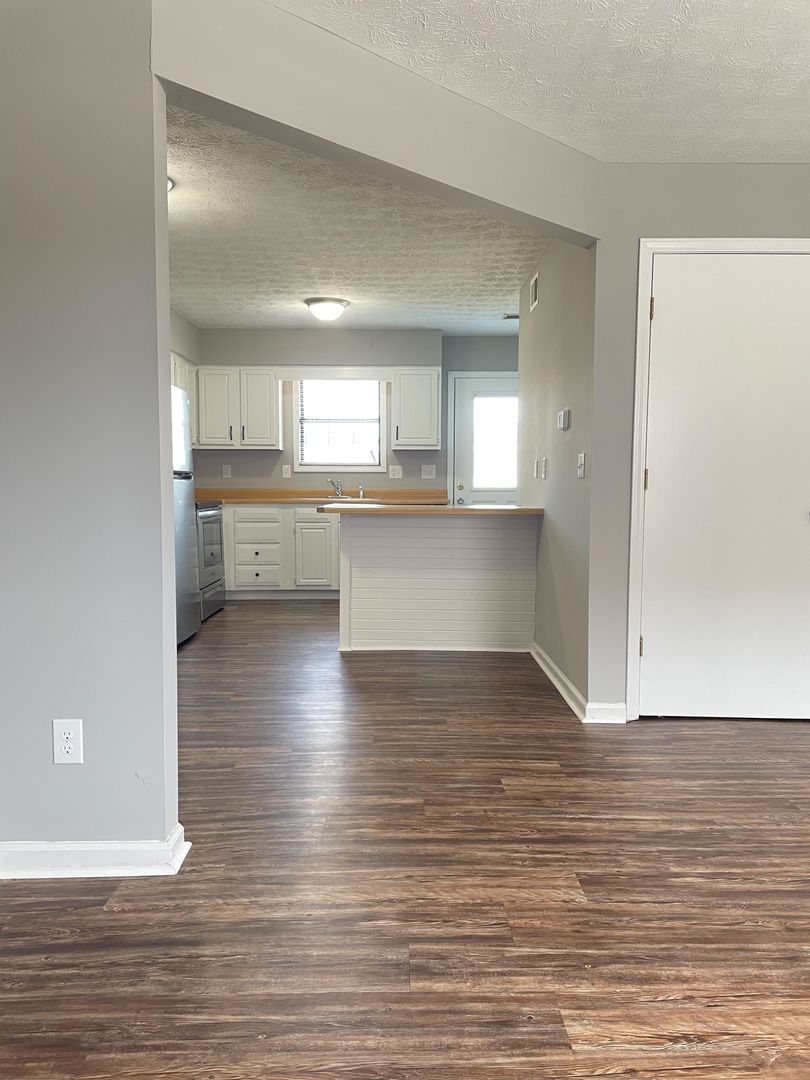 Richmond Apartment: 424 Garden City Dr.