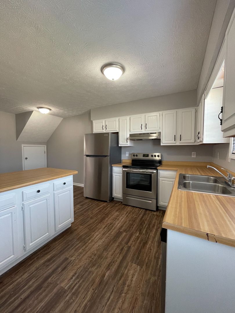 Richmond Apartment: 425 Garden City Dr.