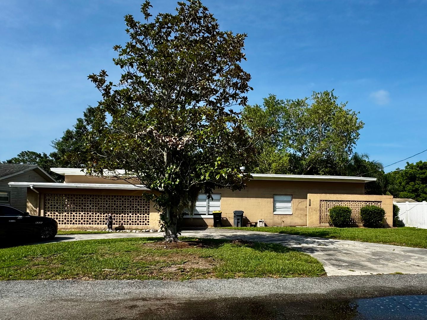 Lake Wales House: 210 Lake Shore Drive S.